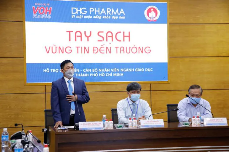 TP.HCM: Giáo viên tiểu học được DHG Pharma tài trợ gel rửa tay phòng dịch - Ảnh 1. TP.HCM: Giáo viên tiểu học được DHG Pharma tài trợ gel rửa tay phòng dịch - Ảnh 1.