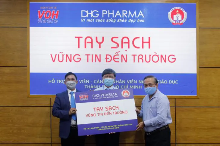 TP.HCM: Giáo viên tiểu học được DHG Pharma tài trợ gel rửa tay phòng dịch - Ảnh 2. TP.HCM: Giáo viên tiểu học được DHG Pharma tài trợ gel rửa tay phòng dịch - Ảnh 2.
