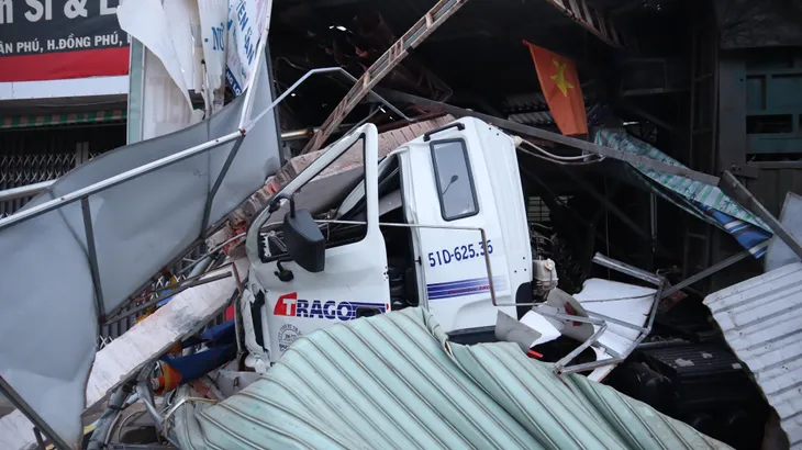 Bình Phước: Xe container tông liên hoàn vào 4 nhà dân - Ảnh 3. Bình Phước: Xe container tông liên hoàn vào 4 nhà dân - Ảnh 3.