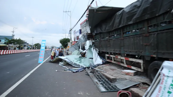 Bình Phước: Xe container tông liên hoàn vào 4 nhà dân - Ảnh 4. Bình Phước: Xe container tông liên hoàn vào 4 nhà dân - Ảnh 4.