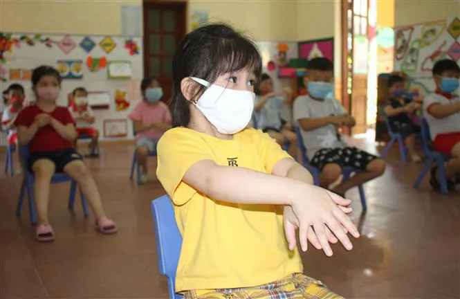 Chủ tịch Hà Nội: Không nên chia giờ học, học sinh không cần đeo tấm chắn giọt bắn - Ảnh 3. Chủ tịch Hà Nội: Không nên chia giờ học, học sinh không cần đeo tấm chắn giọt bắn - Ảnh 3.