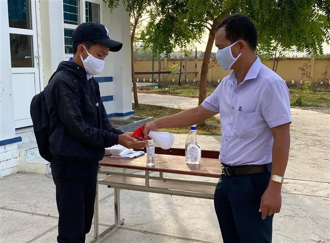 Chủ tịch Hà Nội: Không nên chia giờ học, học sinh không cần đeo tấm chắn giọt bắn - Ảnh 1. Chủ tịch Hà Nội: Không nên chia giờ học, học sinh không cần đeo tấm chắn giọt bắn - Ảnh 1.