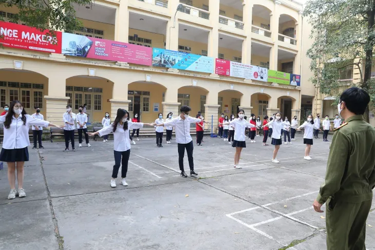 Học sinh không được dùng điện thoại di động trên lớp nếu không được giáo viên cho phép - Ảnh 2.