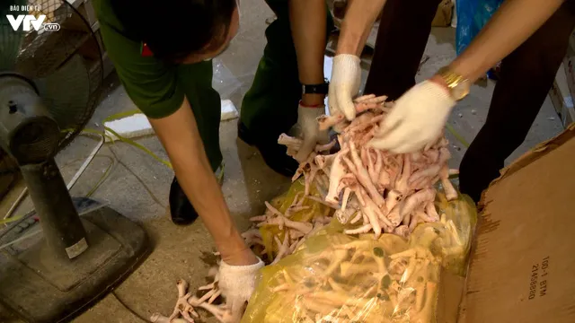 Cận cảnh hơn 6 tấn chân gà, tim, nầm lợn bẩn sắp đi tiêu thụ ở Hà Nội - Ảnh 2. Cận cảnh hơn 6 tấn chân gà, tim, nầm lợn bẩn sắp đi tiêu thụ ở Hà Nội - Ảnh 2.