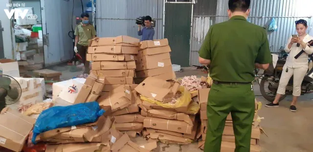 Cận cảnh hơn 6 tấn chân gà, tim, nầm lợn bẩn sắp đi tiêu thụ ở Hà Nội - Ảnh 8. Cận cảnh hơn 6 tấn chân gà, tim, nầm lợn bẩn sắp đi tiêu thụ ở Hà Nội - Ảnh 8.