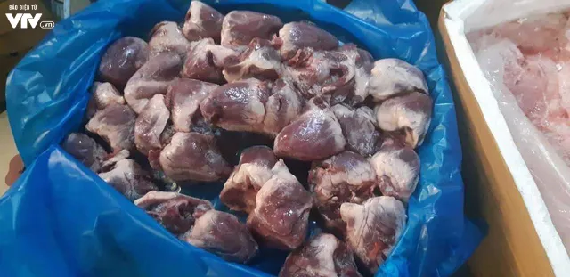 Cận cảnh hơn 6 tấn chân gà, tim, nầm lợn bẩn sắp đi tiêu thụ ở Hà Nội - Ảnh 5. Cận cảnh hơn 6 tấn chân gà, tim, nầm lợn bẩn sắp đi tiêu thụ ở Hà Nội - Ảnh 5.