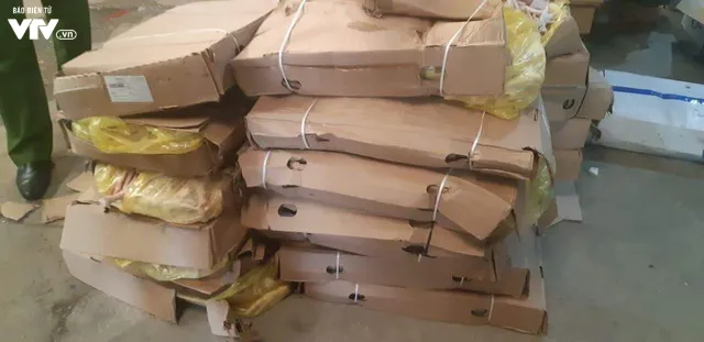 Cận cảnh hơn 6 tấn chân gà, tim, nầm lợn bẩn sắp đi tiêu thụ ở Hà Nội - Ảnh 6. Cận cảnh hơn 6 tấn chân gà, tim, nầm lợn bẩn sắp đi tiêu thụ ở Hà Nội - Ảnh 6.
