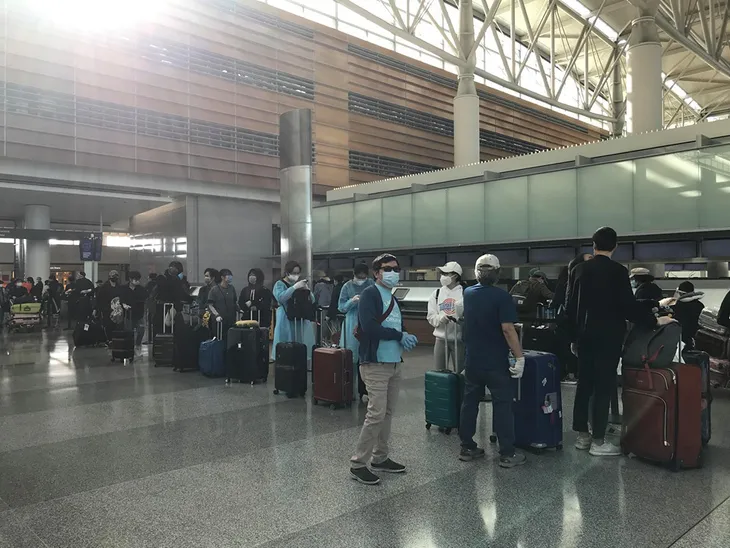 Chuyến bay đưa công dân Việt Nam từ Mỹ về nước đã cất cánh - Ảnh 3.