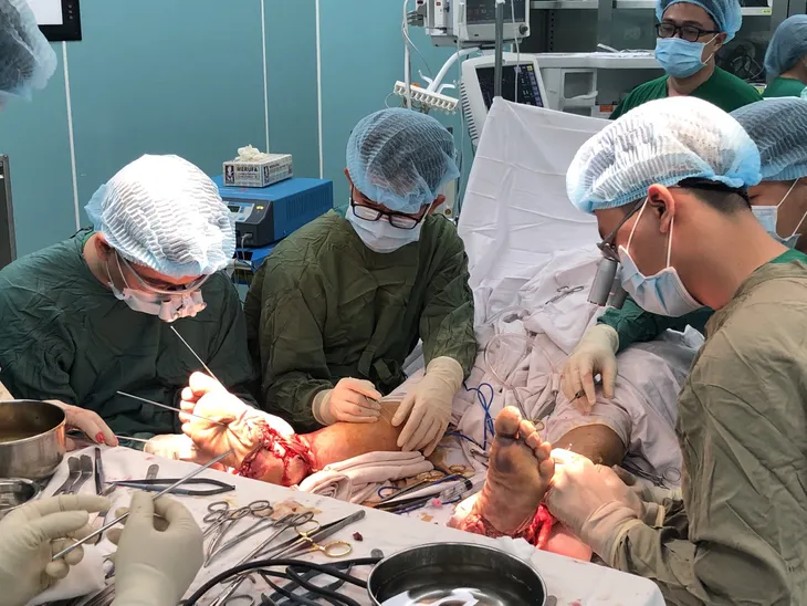 Trắng đêm nối hai bàn chân của một công nhân bị đứt lìa - Ảnh 1. Trắng đêm nối hai bàn chân của một công nhân bị đứt lìa - Ảnh 1.