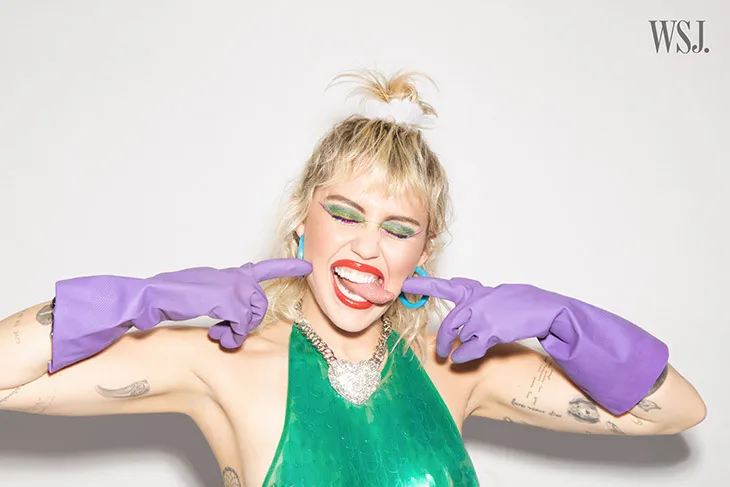 Hậu ly hôn, Miley Cyrus quay lại với hình ảnh quậy phá và ngỗ ngược - Ảnh 12. Hậu ly hôn, Miley Cyrus quay lại với hình ảnh quậy phá và ngỗ ngược - Ảnh 12.