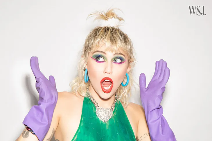 Hậu ly hôn, Miley Cyrus quay lại với hình ảnh quậy phá và ngỗ ngược - Ảnh 10. Hậu ly hôn, Miley Cyrus quay lại với hình ảnh quậy phá và ngỗ ngược - Ảnh 10.
