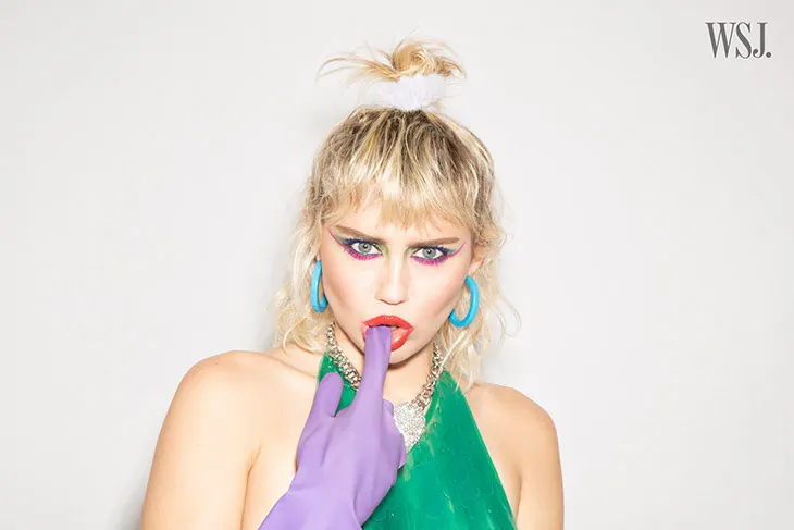 Hậu ly hôn, Miley Cyrus quay lại với hình ảnh quậy phá và ngỗ ngược - Ảnh 8. Hậu ly hôn, Miley Cyrus quay lại với hình ảnh quậy phá và ngỗ ngược - Ảnh 8.