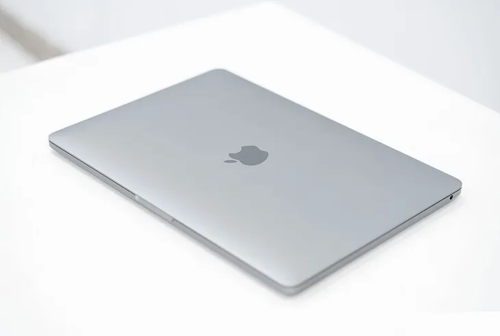 Macbook Pro 13 inch 2020 đầu tiên về Việt Nam giá 41,8 triệu - Ảnh 1. Macbook Pro 13 inch 2020 đầu tiên về Việt Nam giá 41,8 triệu - Ảnh 1.