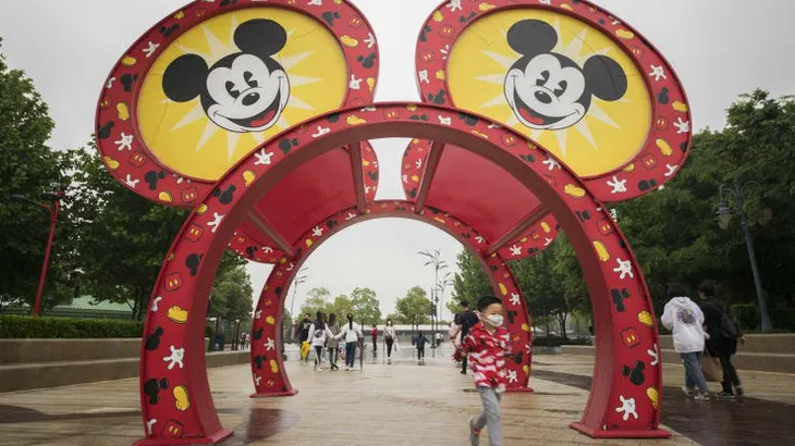 Chưa mở cửa trở lại, Disneyland Thượng Hải đã cháy vé - Ảnh 2. Chưa mở cửa trở lại, Disneyland Thượng Hải đã cháy vé - Ảnh 2.