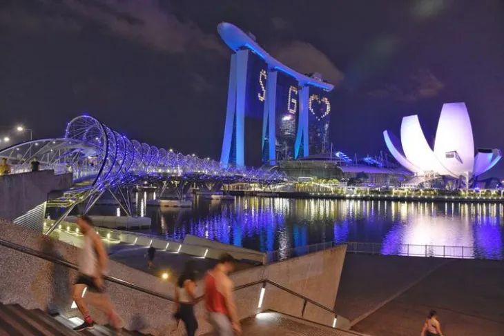 Singapore thắp sáng hơn 30 điểm du lịch nổi tiếng tri ân những người hùng COVID-19 - Ảnh 1. Singapore thắp sáng hơn 30 điểm du lịch nổi tiếng tri ân những người hùng COVID-19 - Ảnh 1.