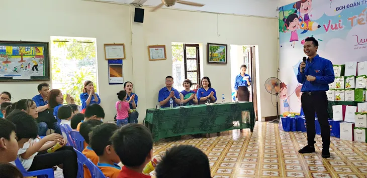 Vui Tết Thiếu nhi cùng Đoàn Thanh niên VTV tại Trung tâm nuôi dưỡng trẻ em mồ côi Hà Cầu - Ảnh 5. Vui Tết Thiếu nhi cùng Đoàn Thanh niên VTV tại Trung tâm nuôi dưỡng trẻ em mồ côi Hà Cầu - Ảnh 5.