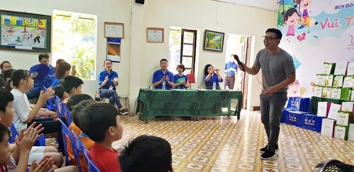 Vui Tết Thiếu nhi cùng Đoàn Thanh niên VTV tại Trung tâm nuôi dưỡng trẻ em mồ côi Hà Cầu - Ảnh 3. Vui Tết Thiếu nhi cùng Đoàn Thanh niên VTV tại Trung tâm nuôi dưỡng trẻ em mồ côi Hà Cầu - Ảnh 3.
