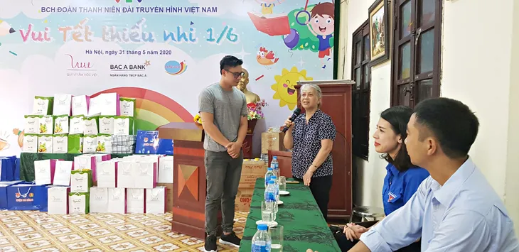 Vui Tết Thiếu nhi cùng Đoàn Thanh niên VTV tại Trung tâm nuôi dưỡng trẻ em mồ côi Hà Cầu - Ảnh 1. Vui Tết Thiếu nhi cùng Đoàn Thanh niên VTV tại Trung tâm nuôi dưỡng trẻ em mồ côi Hà Cầu - Ảnh 1.