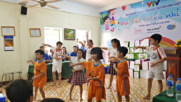 Vui Tết Thiếu nhi cùng Đoàn Thanh niên VTV tại Trung tâm nuôi dưỡng trẻ em mồ côi Hà Cầu - Ảnh 6. Vui Tết Thiếu nhi cùng Đoàn Thanh niên VTV tại Trung tâm nuôi dưỡng trẻ em mồ côi Hà Cầu - Ảnh 6.