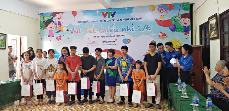 Vui Tết Thiếu nhi cùng Đoàn Thanh niên VTV tại Trung tâm nuôi dưỡng trẻ em mồ côi Hà Cầu - Ảnh 4. Vui Tết Thiếu nhi cùng Đoàn Thanh niên VTV tại Trung tâm nuôi dưỡng trẻ em mồ côi Hà Cầu - Ảnh 4.