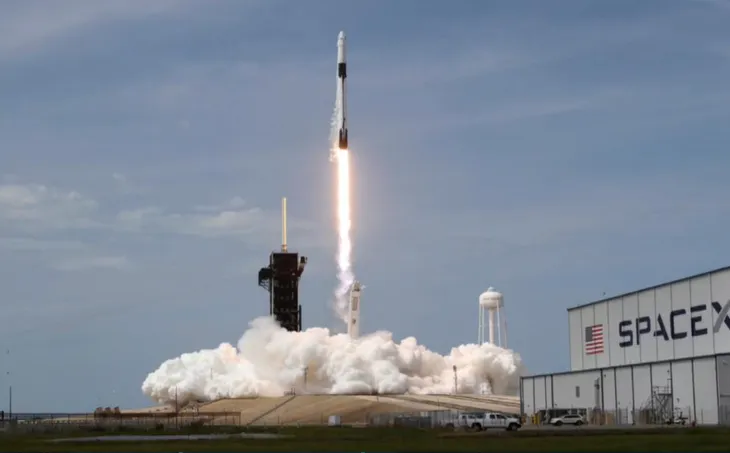 SpaceX phóng tàu vũ trụ: Kỷ nguyên mới du hành không gian thương mại - Ảnh 1. SpaceX phóng tàu vũ trụ: Kỷ nguyên mới du hành không gian thương mại - Ảnh 1.