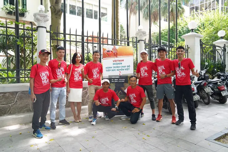 Hành trình chạy bộ tiếp sức xuyên Việt: Mong cuối mỗi ngày, một nụ cười sẽ được tái sinh - Ảnh 2. Hành trình chạy bộ tiếp sức xuyên Việt: Mong cuối mỗi ngày, một nụ cười sẽ được tái sinh - Ảnh 2.