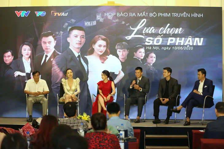 Phương Oanh diện váy xẻ cao, Hà Việt Dũng chuẩn soái ca trong họp báo phim mới Lựa chọn số phận - Ảnh 11.