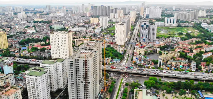 Bỏ điều kiện thường trú, Hà Nội lo dịch vụ công quá tải - Ảnh 1. Bỏ điều kiện thường trú, Hà Nội lo dịch vụ công quá tải - Ảnh 1.