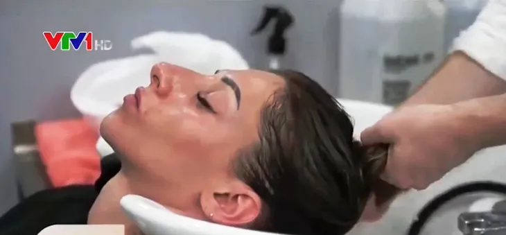 Hết cách ly xã hội, cánh mày râu cũng xếp hàng chờ làm đẹp - Ảnh 1. Hết cách ly xã hội, cánh mày râu cũng xếp hàng chờ làm đẹp - Ảnh 1.