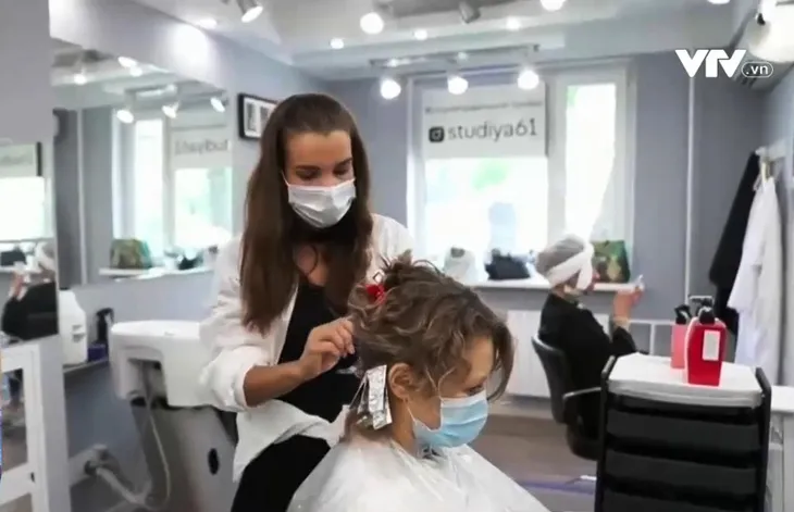 Hết cách ly xã hội, cánh mày râu cũng xếp hàng chờ làm đẹp - Ảnh 2. Hết cách ly xã hội, cánh mày râu cũng xếp hàng chờ làm đẹp - Ảnh 2.