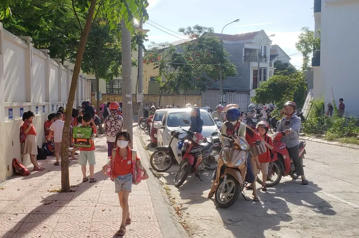 Cảnh báo sốc nhiệt khi đi học ngày nắng nóng và cách ứng biến - Ảnh 1. Cảnh báo sốc nhiệt khi đi học ngày nắng nóng và cách ứng biến - Ảnh 1.