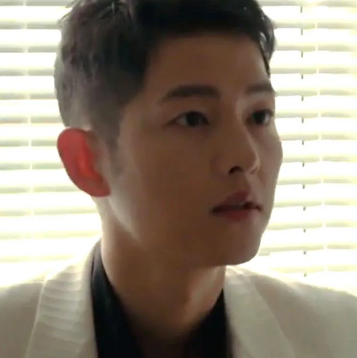 Song Joong Ki tái xuất khiến fan ngỡ ngàng vì quá điển trai - Ảnh 2. Song Joong Ki tái xuất khiến fan ngỡ ngàng vì quá điển trai - Ảnh 2.