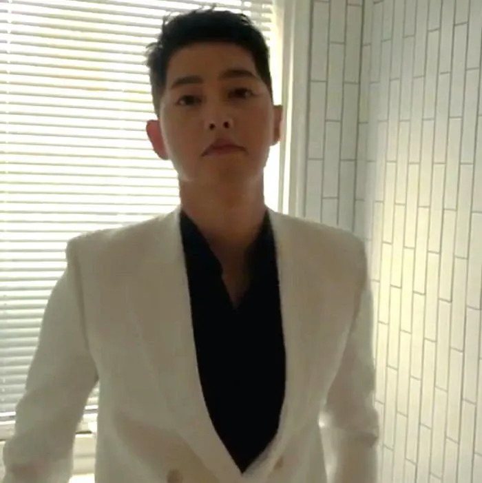 Song Joong Ki tái xuất khiến fan ngỡ ngàng vì quá điển trai - Ảnh 1. Song Joong Ki tái xuất khiến fan ngỡ ngàng vì quá điển trai - Ảnh 1.
