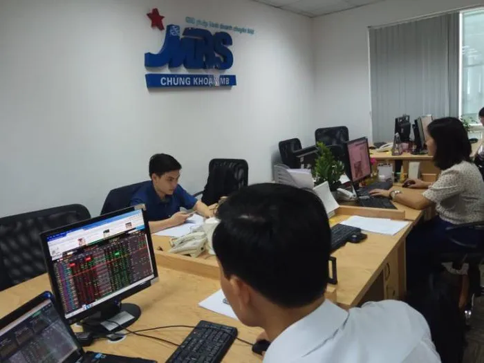 FED giữ nguyên lãi suất: Thị trường chứng khoán trong nước đi xuống - Ảnh 1. FED giữ nguyên lãi suất: Thị trường chứng khoán trong nước đi xuống - Ảnh 1.