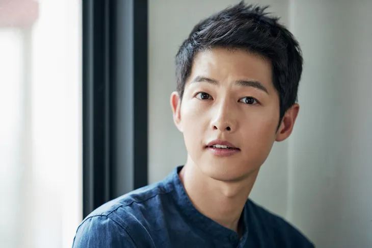 Song Joong Ki phủ nhận tin đồn hẹn hò với nữ luật sư - Ảnh 1. Song Joong Ki phủ nhận tin đồn hẹn hò với nữ luật sư - Ảnh 1.