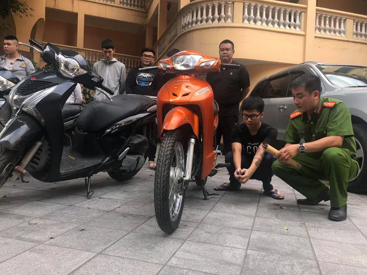 Hà Nội: Bắt giữ nhóm 7 quái xế làm một người phụ nữ phải đi cấp cứu - Ảnh 1. Hà Nội: Bắt giữ nhóm 7 quái xế làm một người phụ nữ phải đi cấp cứu - Ảnh 1.