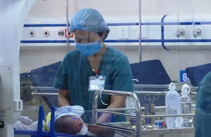 Bé sơ sinh bị bỏ rơi ở hố ga: Khi người dưng bỗng hóa người thương - Ảnh 1. Bé sơ sinh bị bỏ rơi ở hố ga: Khi người dưng bỗng hóa người thương - Ảnh 1.