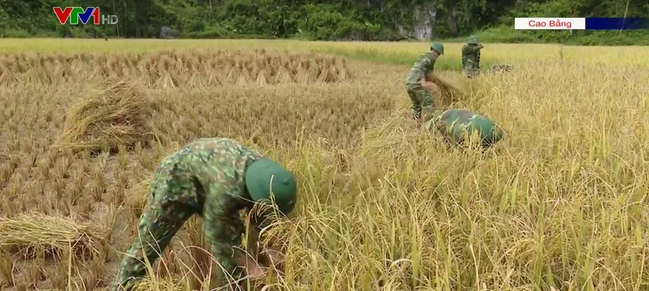 Thắt chặt tình quân dân nơi biên cương - Ảnh 1. Thắt chặt tình quân dân nơi biên cương - Ảnh 1.