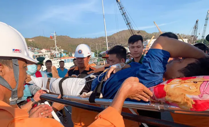 Cứu nạn thuyền viên tàu cá bị tai nạn lao động trên biển - Ảnh 2. Cứu nạn thuyền viên tàu cá bị tai nạn lao động trên biển - Ảnh 2.