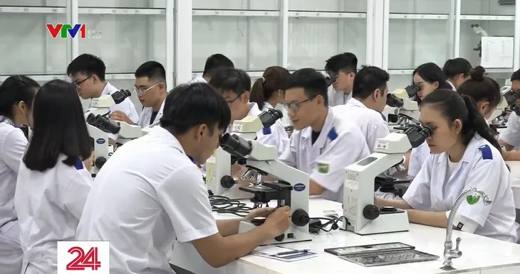 Bất cập trường đại học tự chủ nhưng không được tăng học phí - Ảnh 1. Bất cập trường đại học tự chủ nhưng không được tăng học phí - Ảnh 1.