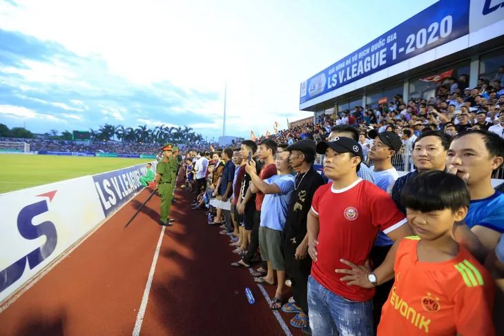 Vòng 4 V.League 2020: Sức nóng từ mặt sân đến các khán đài! - Ảnh 3. Vòng 4 V.League 2020: Sức nóng từ mặt sân đến các khán đài! - Ảnh 3.