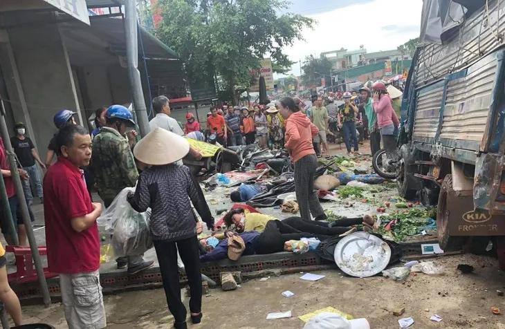 2 ô tô lao vào lề đường, ít nhất 5 thiệt mạng, nhiều người bị thương - Ảnh 1. 2 ô tô lao vào lề đường, ít nhất 5 thiệt mạng, nhiều người bị thương - Ảnh 1.