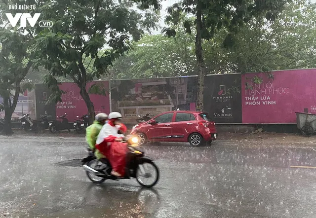 Hà Nội và các tỉnh miền Bắc đón cơn mưa lớn giải nhiệt xuyên đêm sau nhiều ngày nắng nóng - Ảnh 2. Hà Nội và các tỉnh miền Bắc đón cơn mưa lớn giải nhiệt xuyên đêm sau nhiều ngày nắng nóng - Ảnh 2.