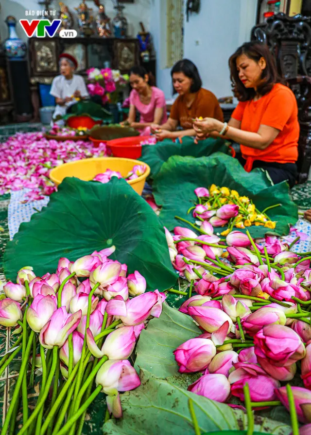 Đưa hương sen ẩn trong vị trà - Kỳ công và tinh tế - Ảnh 2. Đưa hương sen ẩn trong vị trà - Kỳ công và tinh tế - Ảnh 2.