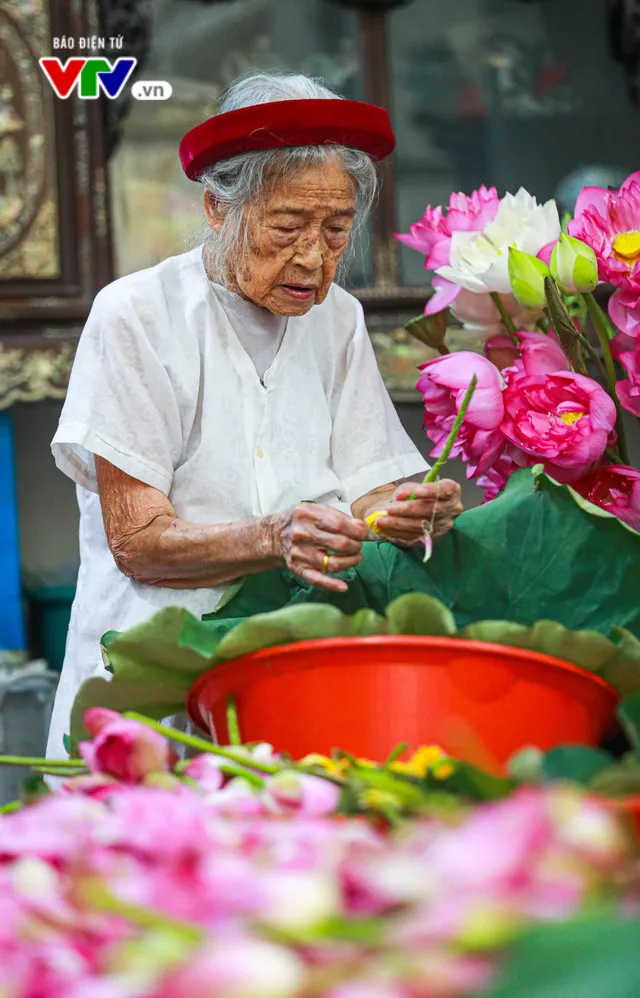 Đưa hương sen ẩn trong vị trà - Kỳ công và tinh tế - Ảnh 1. Đưa hương sen ẩn trong vị trà - Kỳ công và tinh tế - Ảnh 1.