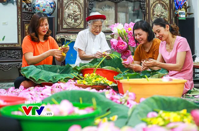 Đưa hương sen ẩn trong vị trà - Kỳ công và tinh tế - Ảnh 11. Đưa hương sen ẩn trong vị trà - Kỳ công và tinh tế - Ảnh 11.