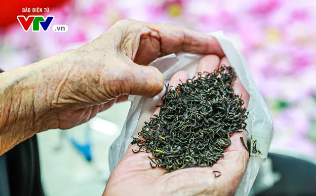 Đưa hương sen ẩn trong vị trà - Kỳ công và tinh tế - Ảnh 3. Đưa hương sen ẩn trong vị trà - Kỳ công và tinh tế - Ảnh 3.