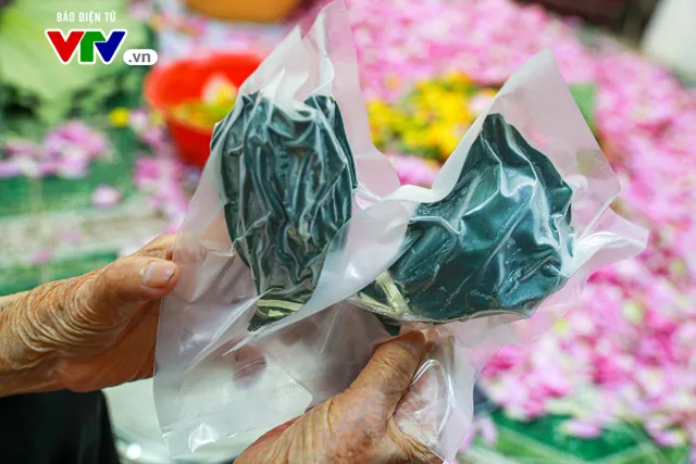 Đưa hương sen ẩn trong vị trà - Kỳ công và tinh tế - Ảnh 10. Đưa hương sen ẩn trong vị trà - Kỳ công và tinh tế - Ảnh 10.