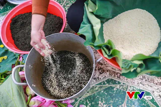 Đưa hương sen ẩn trong vị trà - Kỳ công và tinh tế - Ảnh 7. Đưa hương sen ẩn trong vị trà - Kỳ công và tinh tế - Ảnh 7.