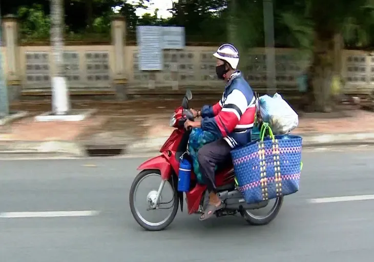 Shipper 15 năm vận chuyển rau từ thiện - Ảnh 1. Shipper 15 năm vận chuyển rau từ thiện - Ảnh 1.